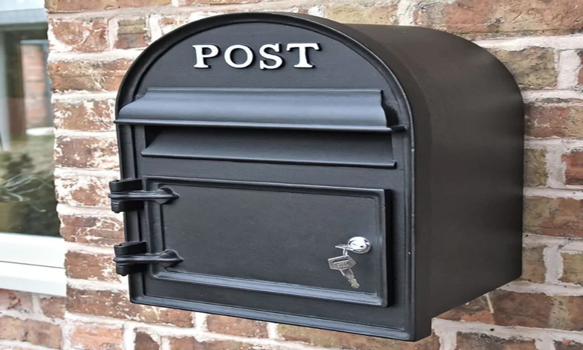 Boîte aux lettres métallique dont on cherche à ouvrir la serrure sans la clé
