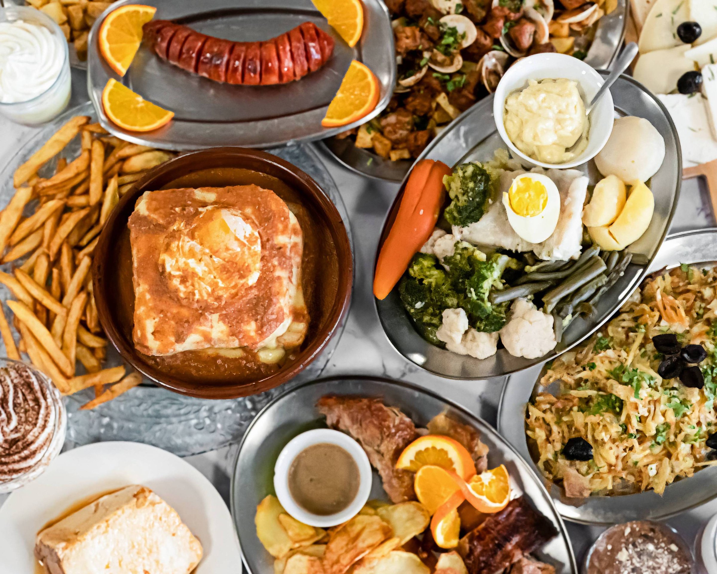 Table de restaurant portugais avec un plat traditionnel à base de morue et un verre de vin