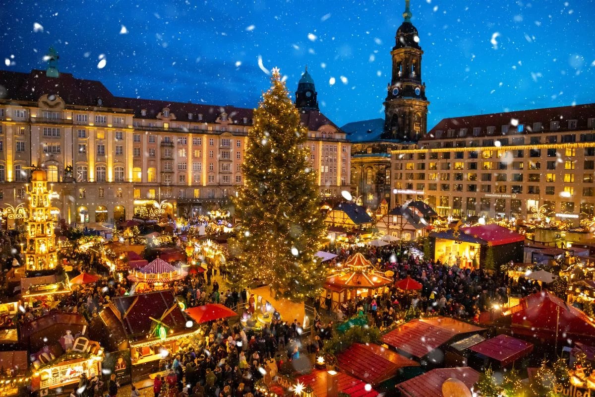 Chalets illuminés du marché de Noël d'Arras dans le centre historique