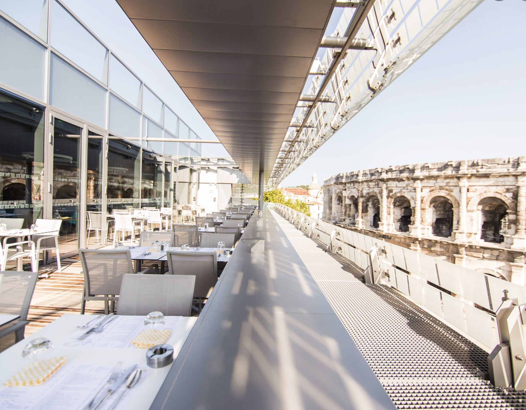 Terrasse d'un restaurant à Nîmes avec une cuisine méditerranéenne