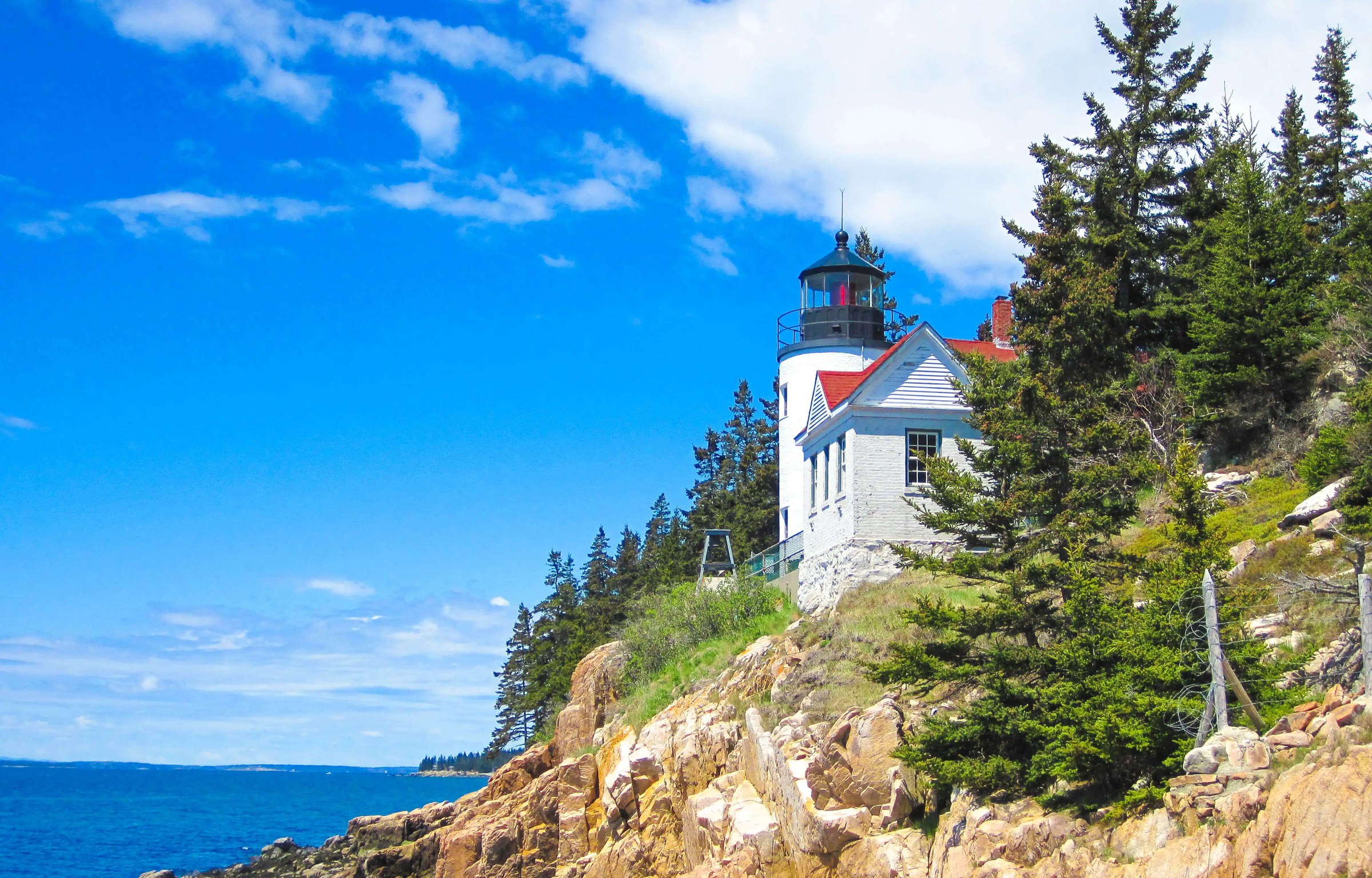 Phare sur la côte rocheuse du Maine aux États-Unis