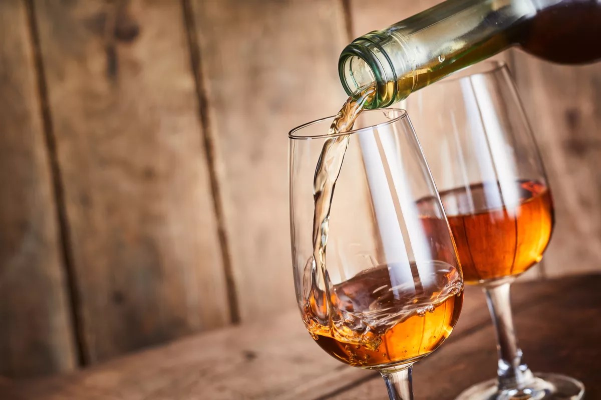Grappes de raisin séchant sur claies pour élaborer un vin de paille