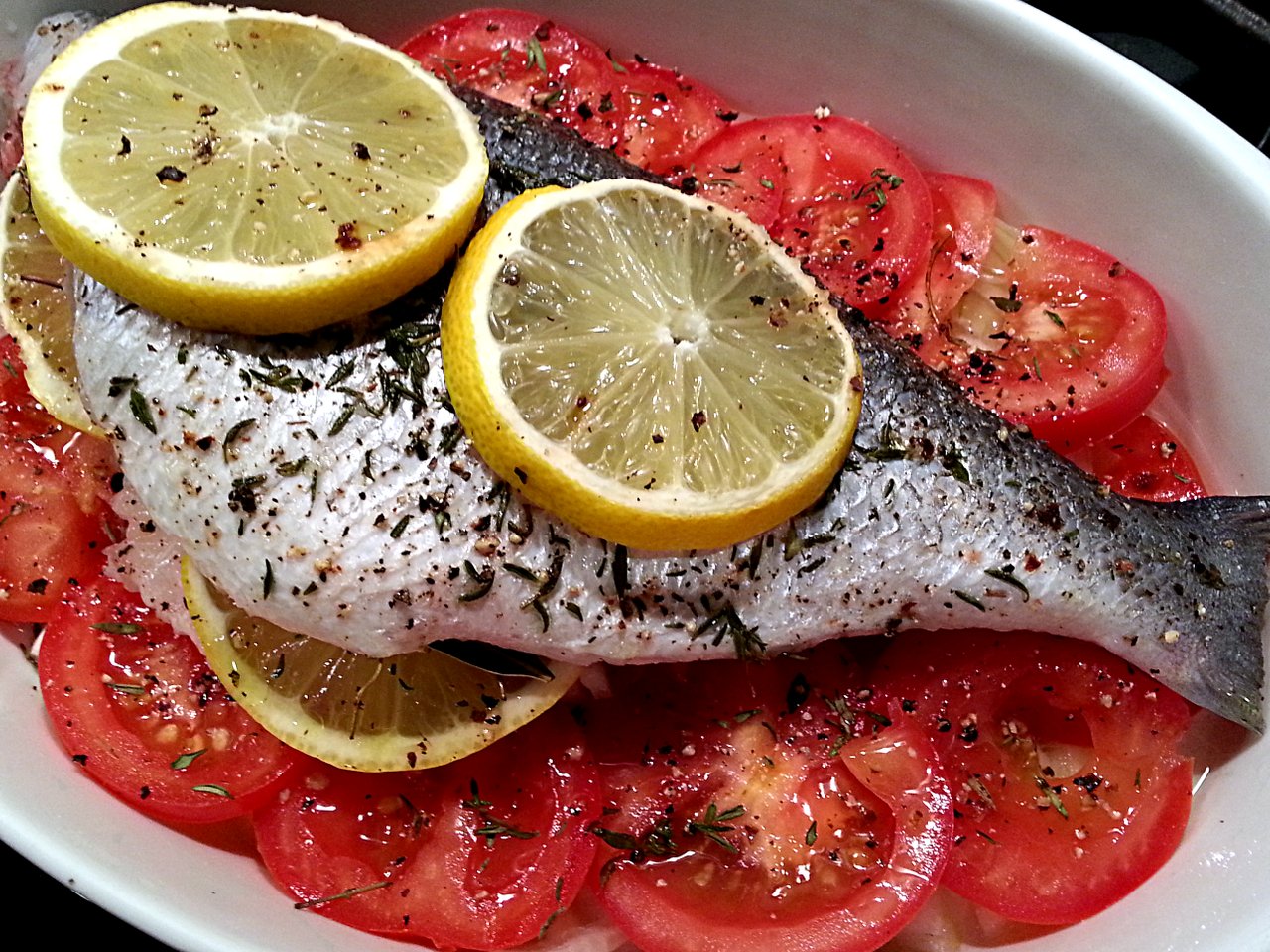 Dorade entière rôtie au four avec citron et herbes