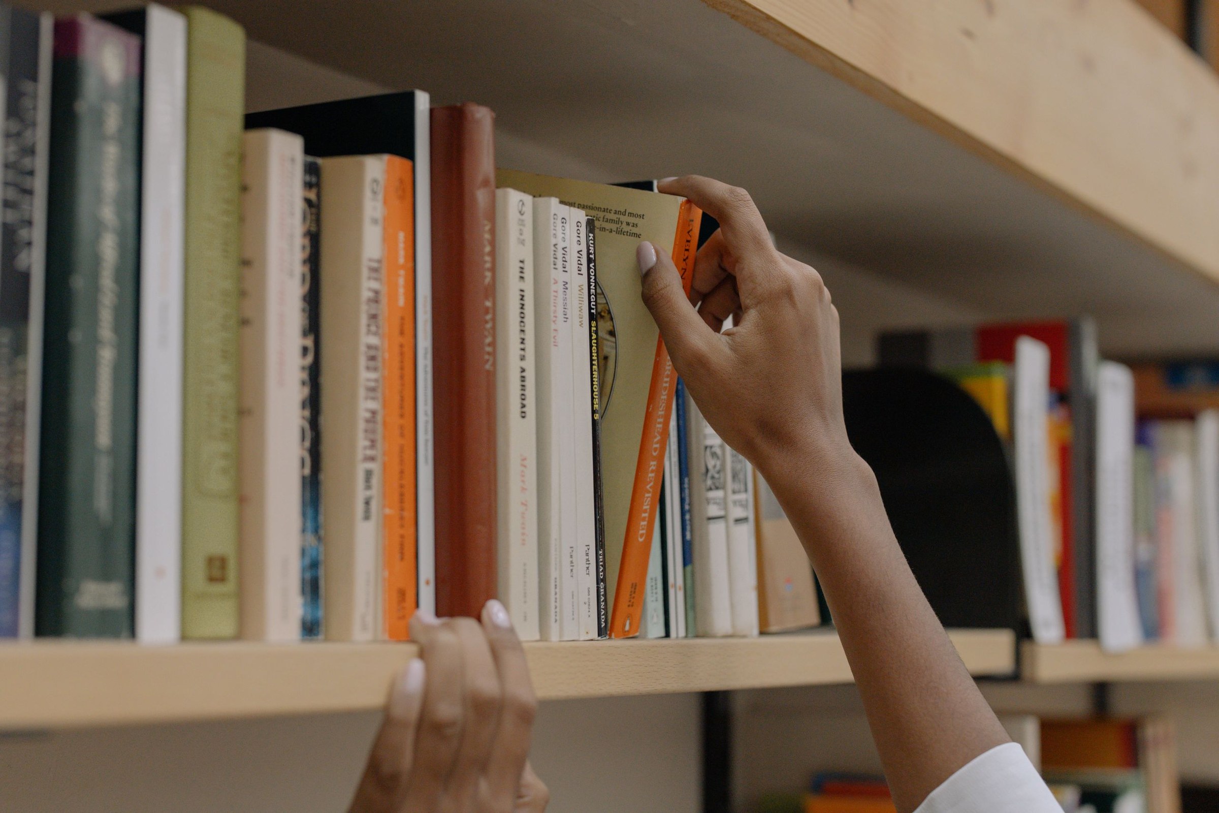 Livre inspirant ouvert sur une table en bois, avec un marque-page