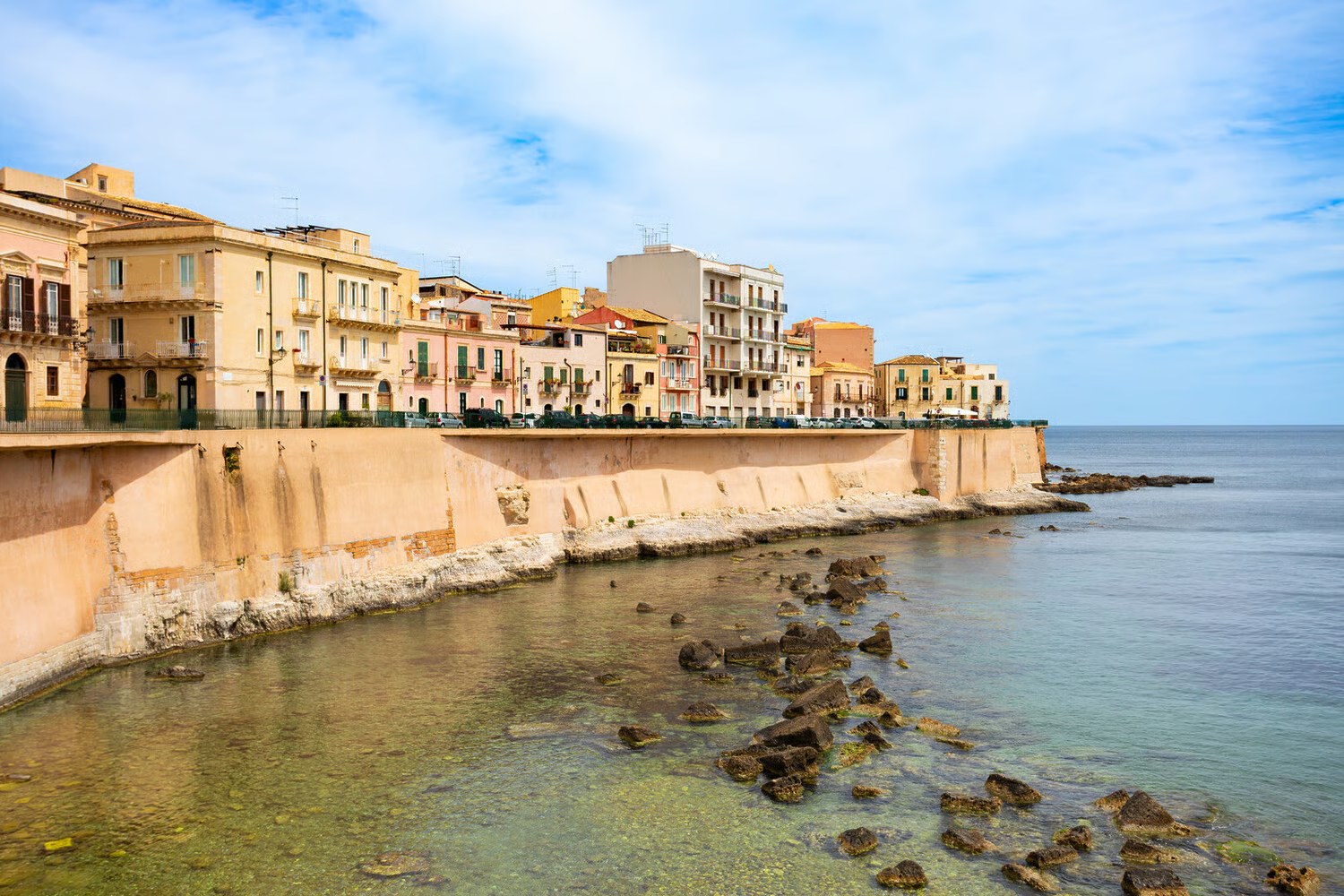 Vue de l'île d'Ortigia à Syracuse, en Sicile, avec ses façades baroques au bord de la mer