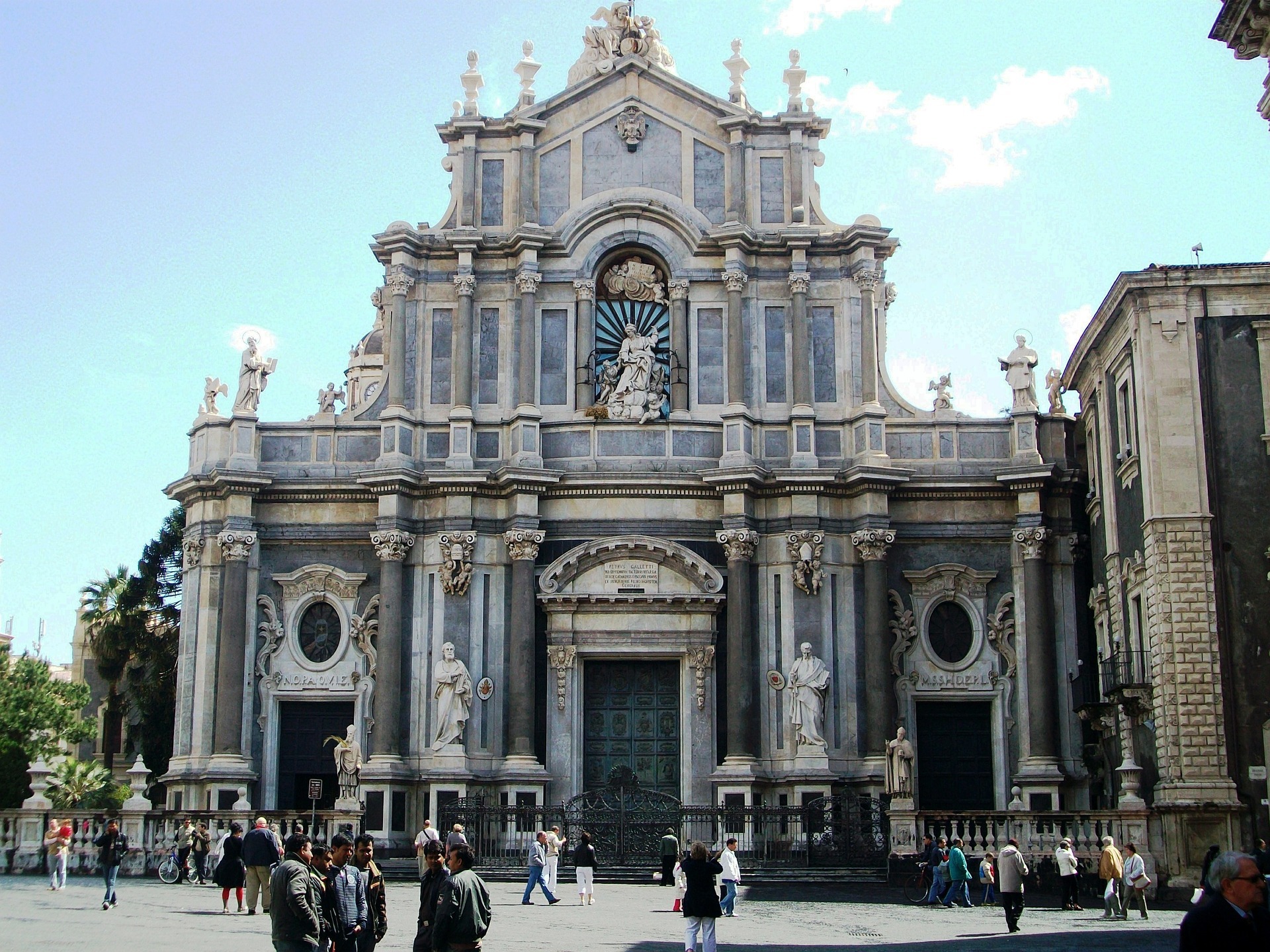 Piazza del Duomo à Catania en Italie, avec la fontaine de l'Éléphant et la cathédrale Sant'Agata