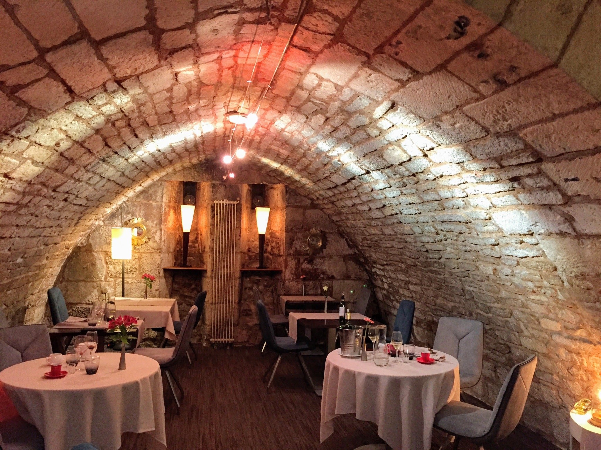 Terrasse de restaurant dans une ruelle du centre historique de Périgueux