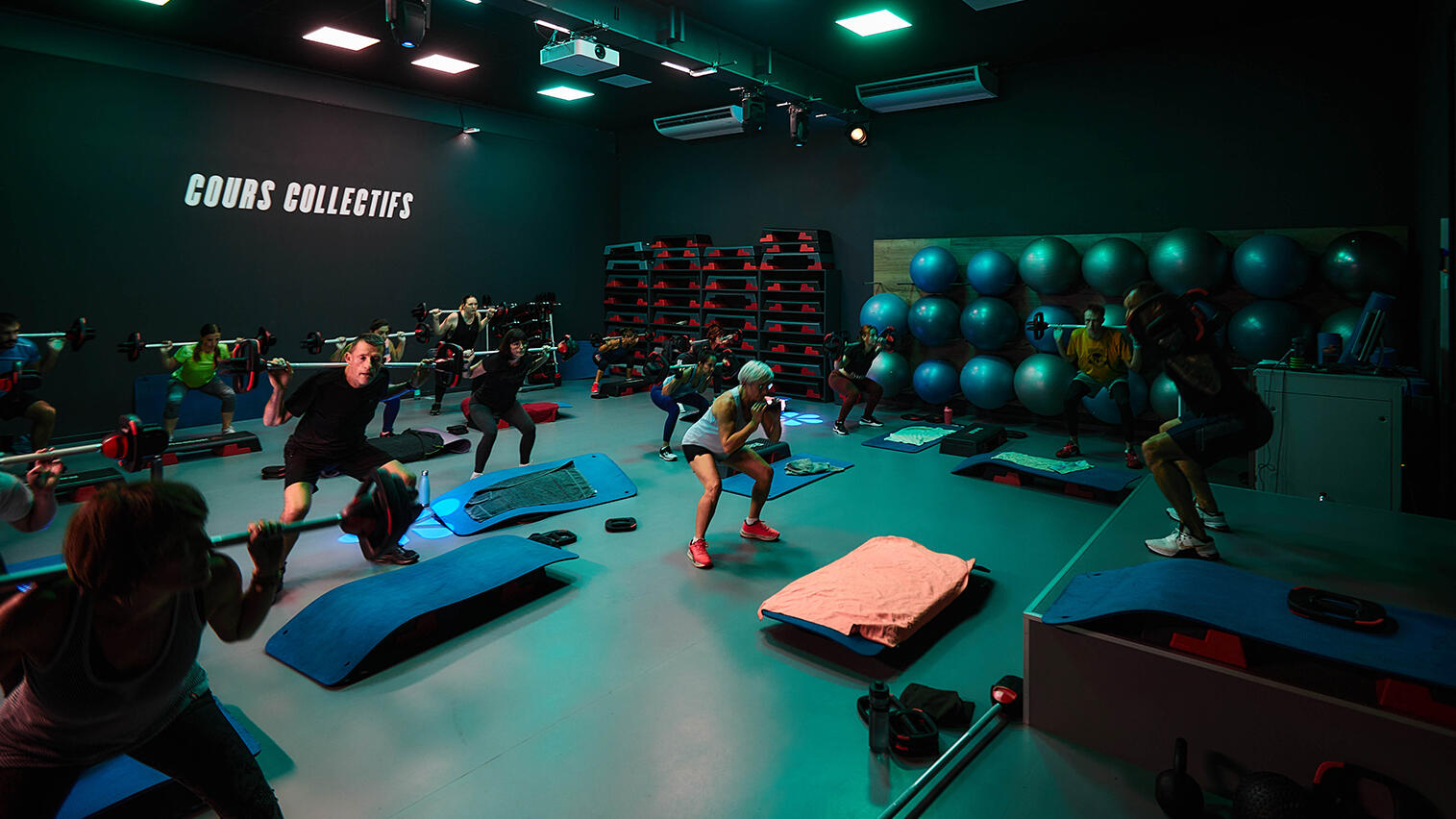 Espace de musculation avec machines guidées dans une salle de sport à Grenoble