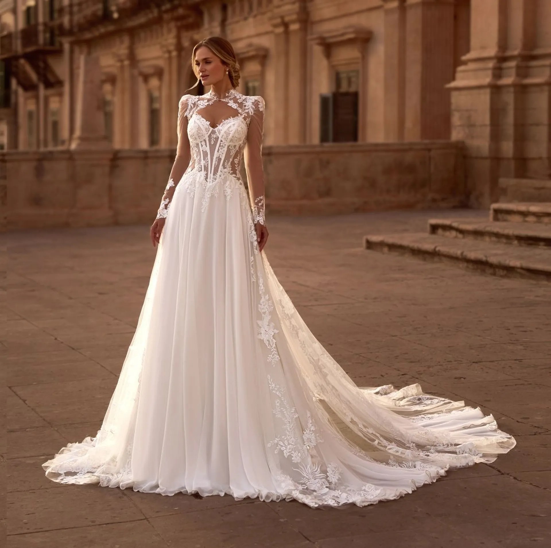 Robe de mariée blanche présentée lors d'un essayage en boutique